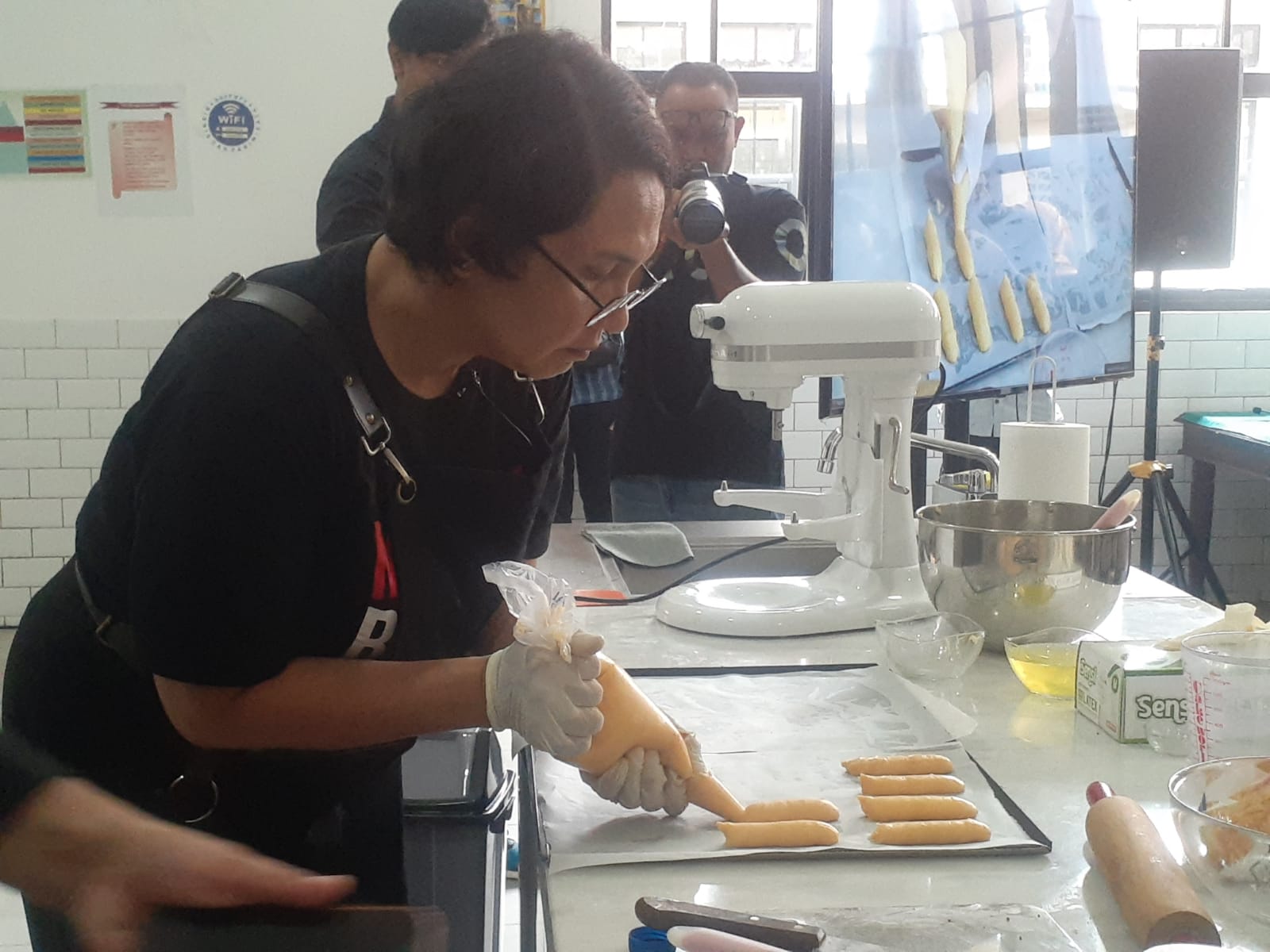 Sekjen Kemendikbudristek, Ibu Suharti menujukan kepiawaiannya membuat produk pastry and bakery